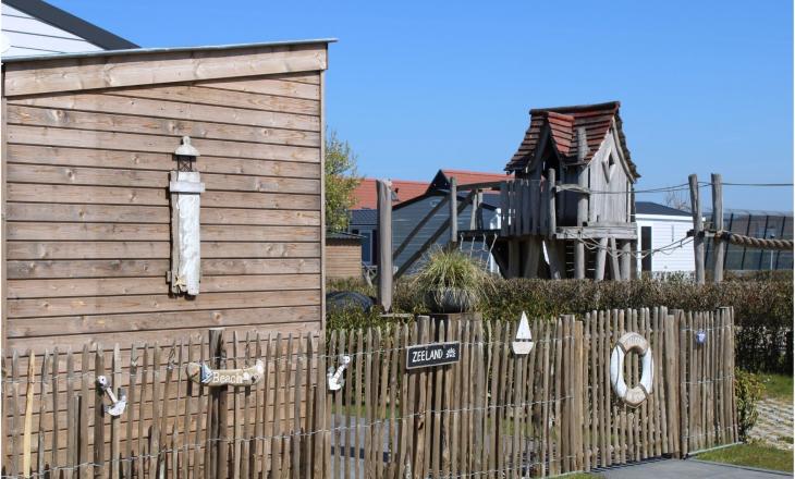 Een accommodatie met uitzicht op de speeltuin op Vakantiepark in de Bongerd in Oostkapelle